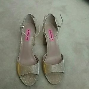NWOT Betsey Johnson ankle strap thick heel